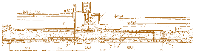 Мал. 4.36. Водозливна гребля Каховської ГЕС на мілкопіщаній основі. Поперечний розріз:  1 – водозливна гребля; 2 – анкерний понур; 3 – металевий шпунт; 4 – водобій; 5 – рисберма;  6 – зуб ніздрюватої конструкції з металевого шпунта 