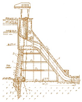 Мал. 4.39. Станційна гребля Зейської ГЕС.  Поперечний розріз:  1 – ущільнення міжсекційного шва;  2 – дренаж тіла греблі; 3 – цементаційна завіса; 4 – дренажні шпари; 5 – турбінний трубопровід 