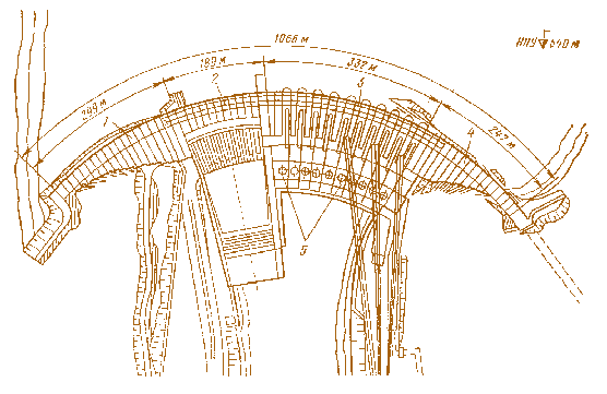 Мал. 4.41. План Саяно-Шушенської ГЕС:  1 і 4 – правобережна й лівобережна глухі греблі; 2 – водоскидна гребля;  3 – станційна гребля; 5 – будинок ГЕС Для забезпечення нормальних умов експлуатації ГЕС між відвідними каналами водоскиду й ГЕС зводять роздільну стінку або залишають скельний масив, що розділяє їх.