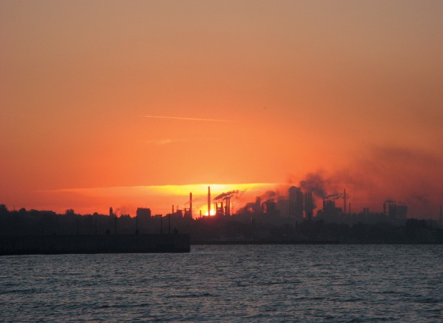 Забруднення навколишнього середовища промисловими підприємствами 