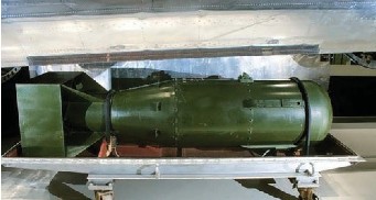 Мал. 3.9. Уранова бомба «Малюк» з вибуховим еквівалентом близько 20 кілотонн тротилу, яка була скинута на м. Хіросіму 6 серпня 1945 р. 