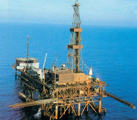 Рис. 8.11. Морская стационарная буровая платформа в Черном море