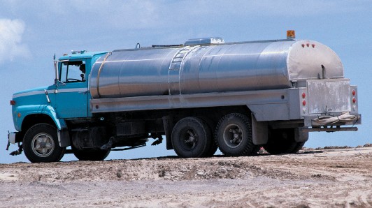 Рис. 8.12. Автоцистерна для перевозки нефтепродуктов