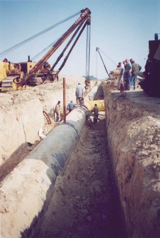 Рис. 8.17. Использование труб большого диаметра при строительстве газопровода