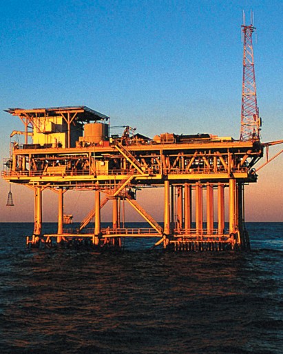 Рис. 8.23. Одна из морских платформ, добывающих нефть в Персидском заливе