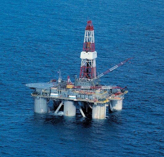 Рис. 8.25. Добыча нефти со дна Каспийского моря