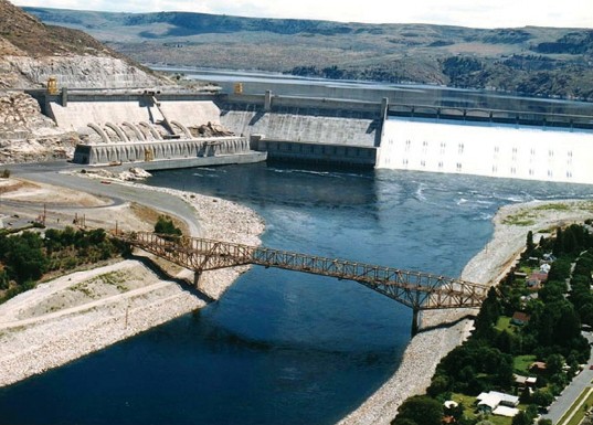 ГЭС Гранд-Кули в Северной Америке на реке Колумбия (строительство ее завершено в июне 1942 года)