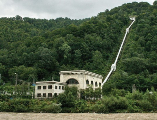 Теребля-Рикская ГЭС (за зданием ГЭС виден «выходной портал» туннеля и металлический водовод длиной 350 м)