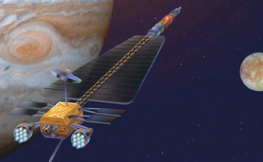 Рис. 3.13. Американский космический аппарат JIMO, электроракетная станция для исследования трех ледяных спутников Юпитера – Каллиосто, Ганимеда и Европы. «Крылья», отходящие от осевой фермы, – радиаторы для сброса в космос «отработанной» тепловой энергии